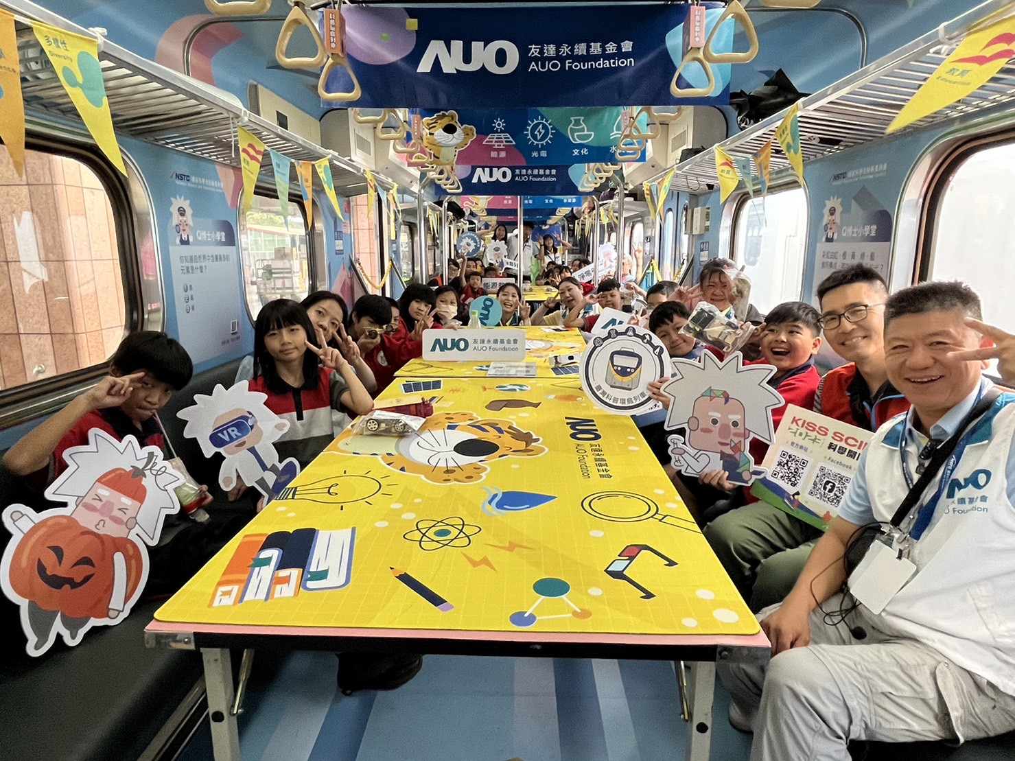 人生就是搏永續基金會參與「臺灣科普環島列車」，設計基礎科學車廂課程，以「淨零碳排和永續能源」為主題，讓學生透過創意實驗認識淨零知識，以及思考生活中的減碳行為