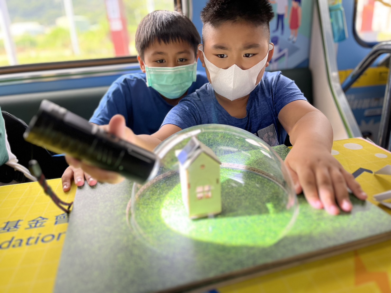 人生就是搏參與基礎科學主題車廂，以STEAM教學精神，設計「逐日科學家」、「太陽能工程師」以及「淨零建築師」三大能源科普課程和實驗